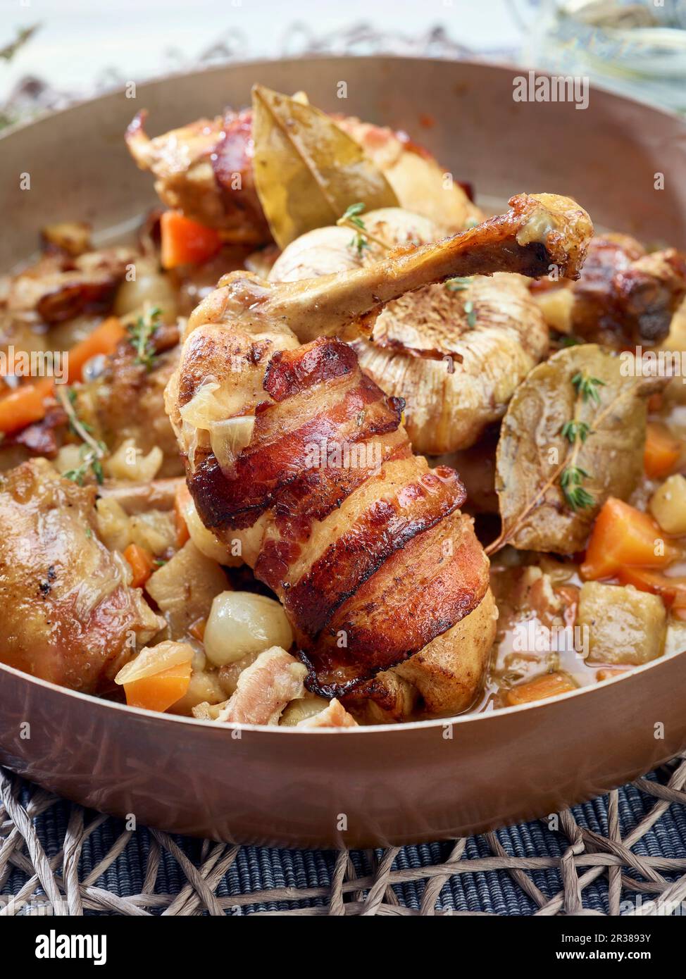 Hühnchen mit Speck Stockfoto