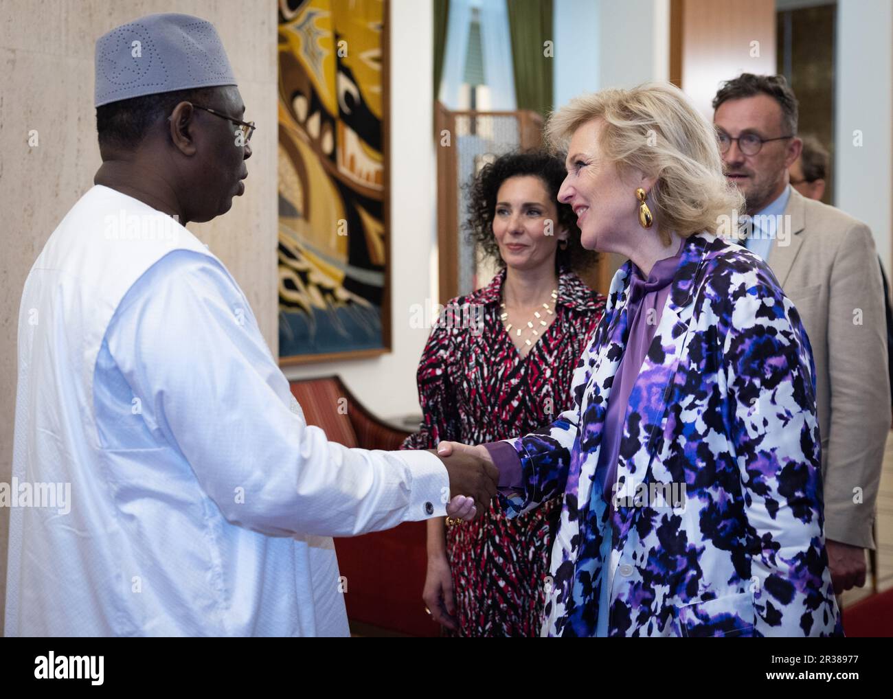 Dakar, Senegal. 22. Mai 2023. Senegal-Präsident Macky Sall begrüßt Prinzessin Astrid von Belgien, Außenminister Hadja Lahbib und Staatssekretär für die Region Brüssel, Pascal Smet, am ersten Tag einer Wirtschaftsmission in der republik Senegal in Dakar (Senegal) bei einer Audienz mit dem Präsidenten Senegals im Präsidentenpalast. Am Montag, den 22. Mai 2023. BELGA FOTO BENOIT DOPPAGNE Kredit: Belga News Agency/Alamy Live News Stockfoto