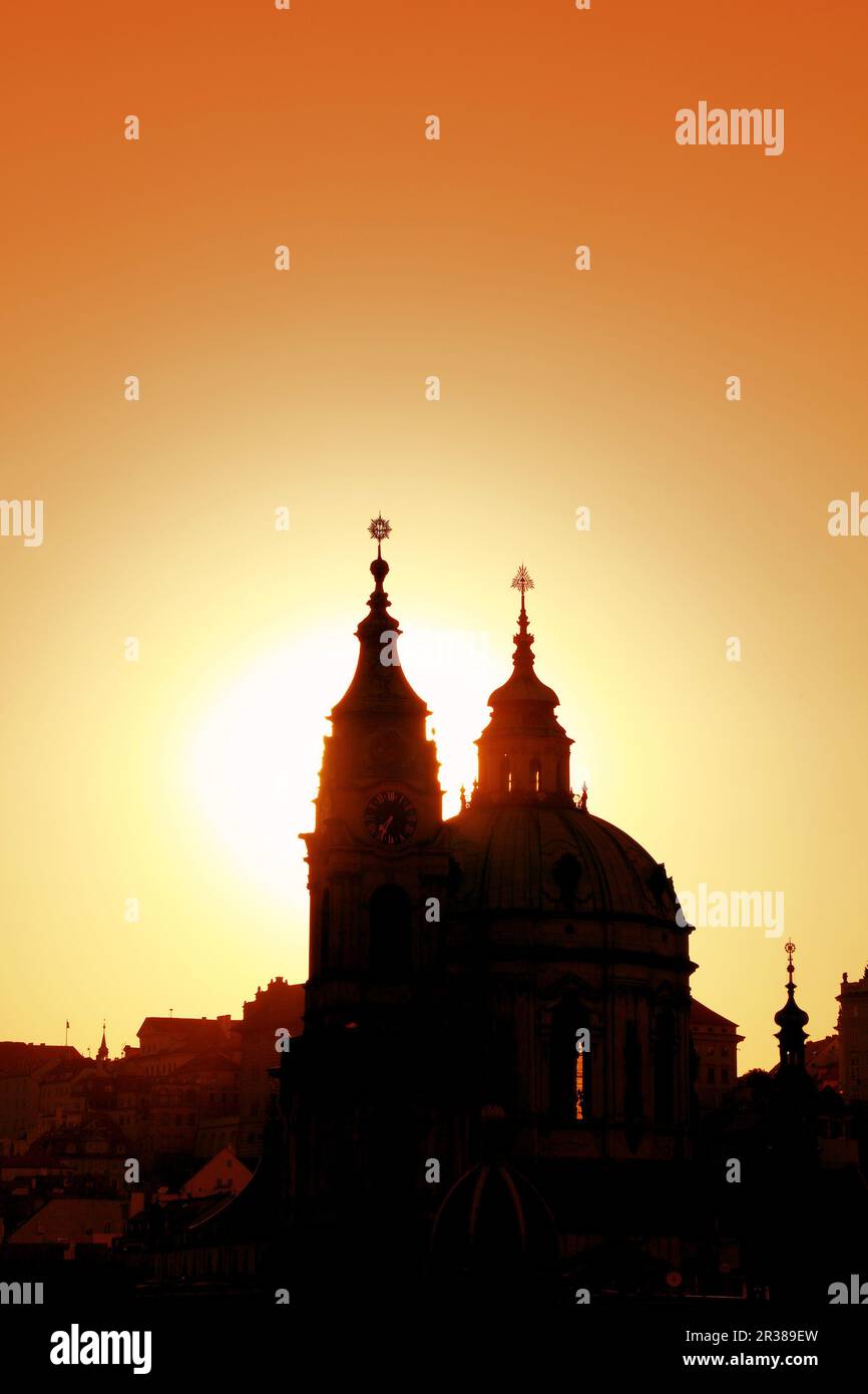 Sonnenuntergang Silhouette der St. Nicholas Kirche, Prag Stockfoto