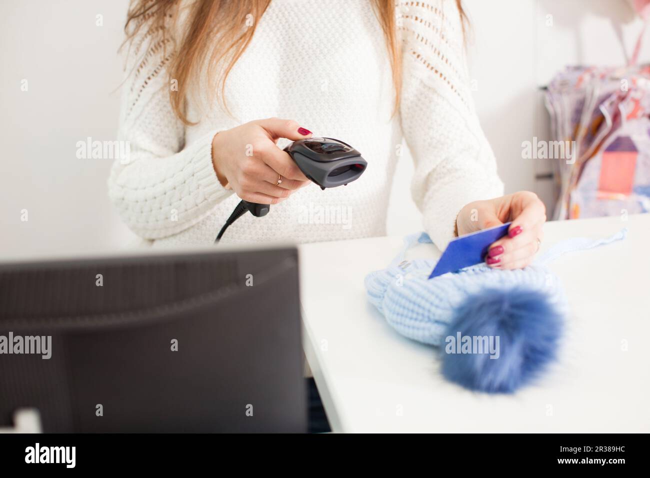 Verkäufer holding Barcode Scanner in einer Hand Stockfoto