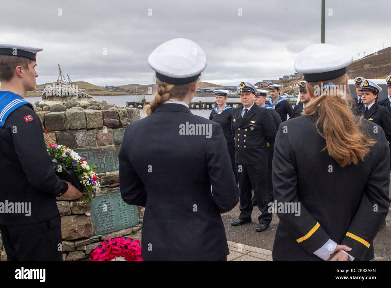 Die norwegische Marine besucht Scalloway Shetland zum Gedenken an den Shetland Bus Norway Resistance, der sich während des Zweiten Weltkriegs im Dorf befand Stockfoto