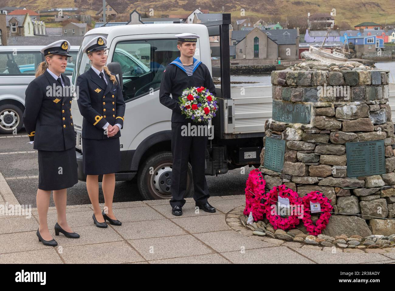 Die norwegische Marine besucht Scalloway Shetland zum Gedenken an den Shetland Bus Norway Resistance, der sich während des Zweiten Weltkriegs im Dorf befand Stockfoto