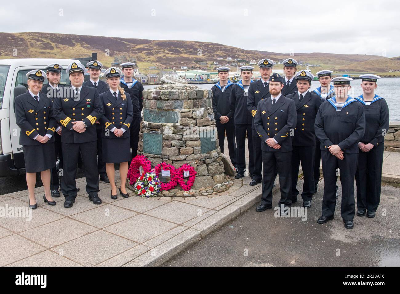 Die norwegische Marine besucht Scalloway Shetland zum Gedenken an den Shetland Bus Norway Resistance, der sich während des Zweiten Weltkriegs im Dorf befand Stockfoto