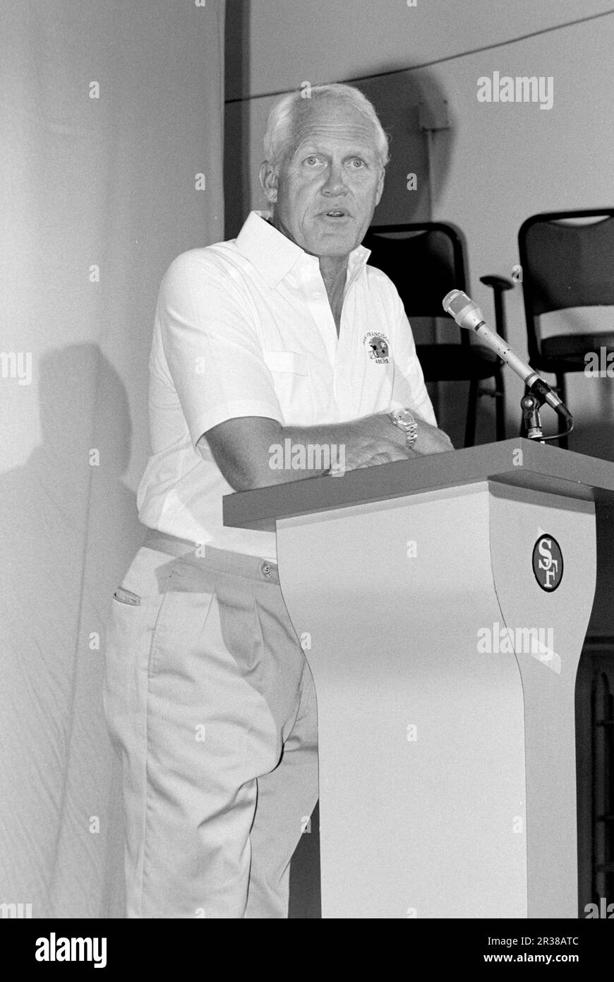 Bill Walsh, Cheftrainer der San Francisco 49rs, spricht 1987 auf einer Pressekonferenz in San Francisco, Kalifornien, mit den Medien. Kredit: Ross Pelton/MediaPunch Stockfoto