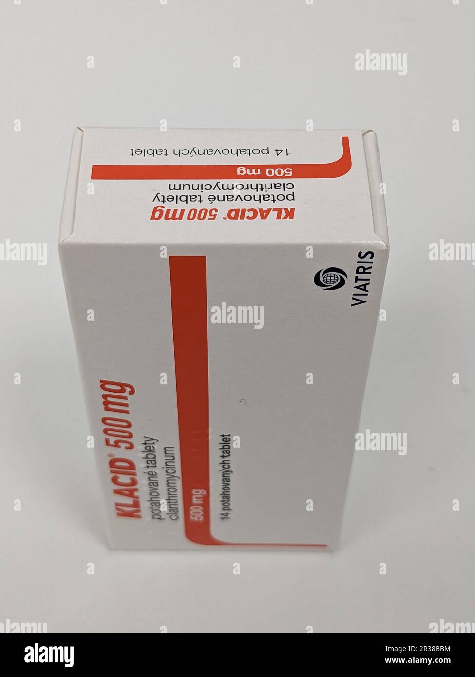 Prag, Tschechische republik – Mai 23 2023 : Apotheke- Klacid Antibiotika Medizin in Pillenform in einer Box auf einem Tisch mit weichem Fokus Hintergrund. Stockfoto