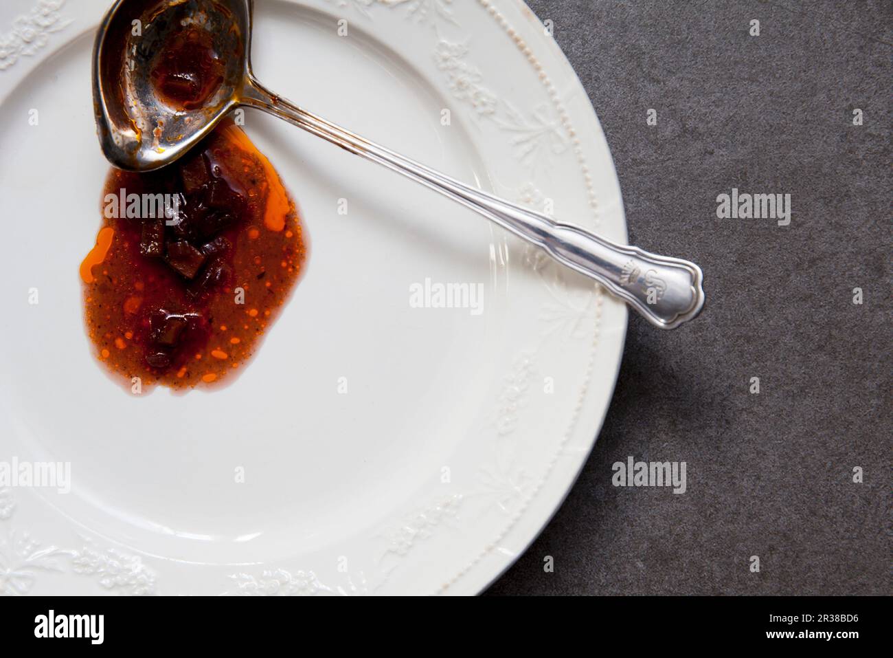 Rotweinsoße mit Karotten, Zwiebeln und Kalbfleisch Stockfoto