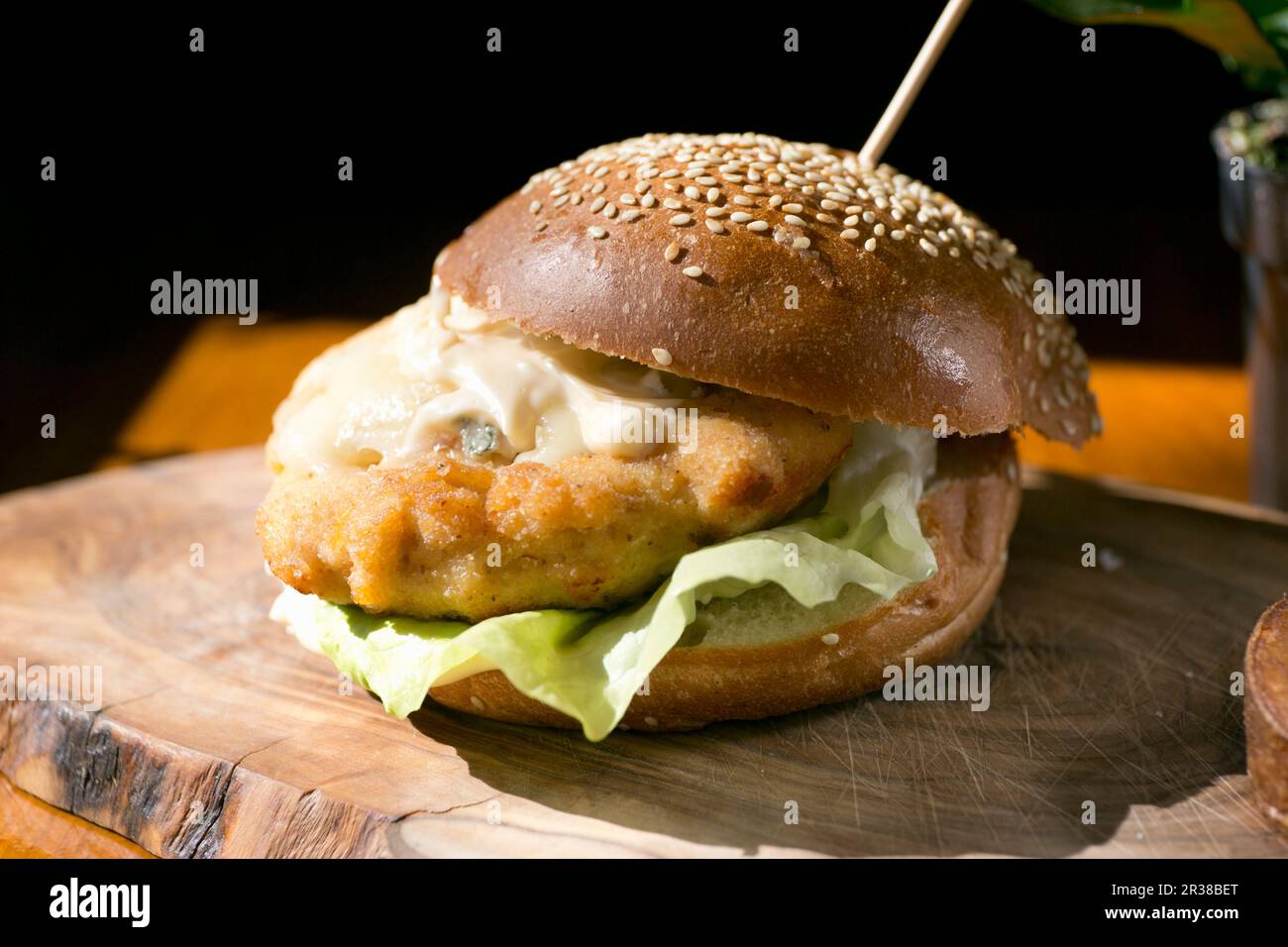 Ein Schnitzel-Burger mit Gorgonzola Stockfoto