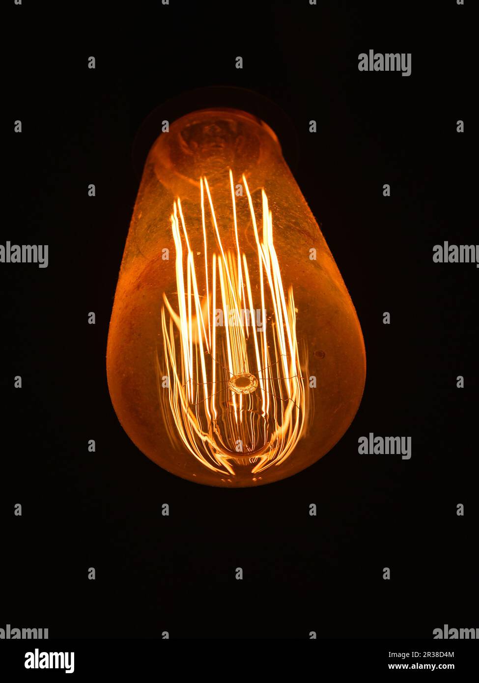 Modernes Design Glühbirne über Schwarz Stockfoto