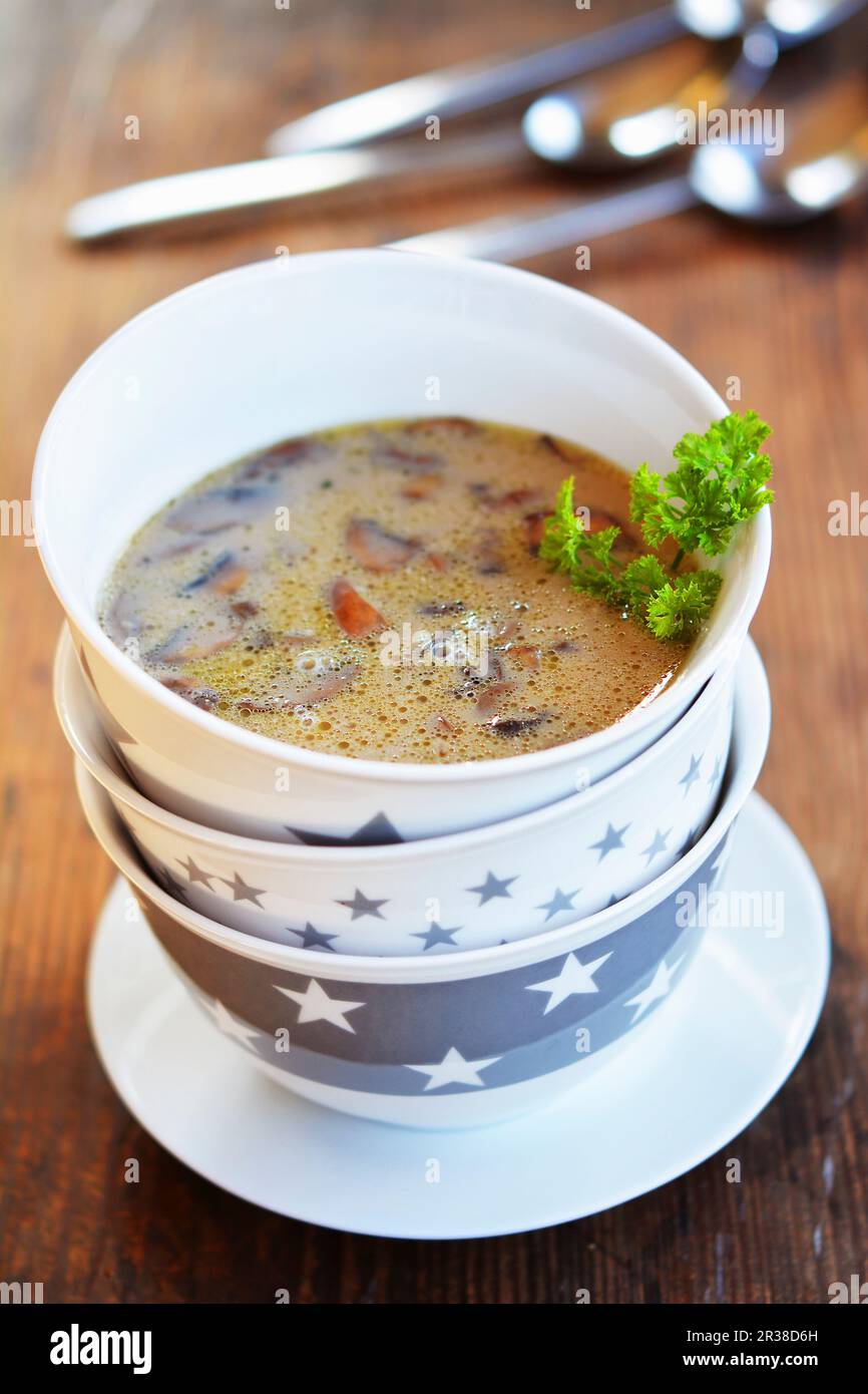 Pilzsuppe mit Petersilie in drei Schüsseln Stockfoto