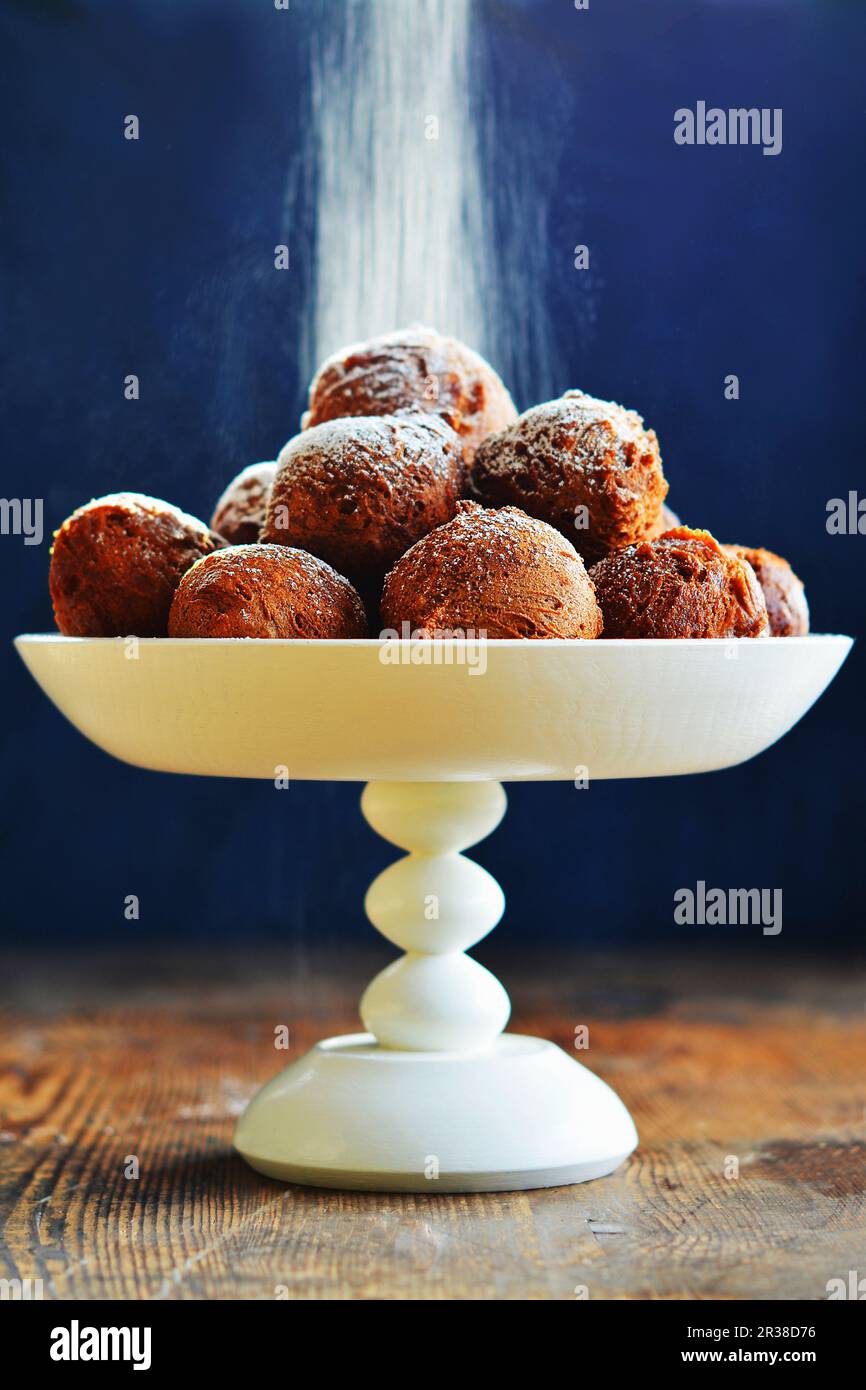 Puderzucker wird über Donuts auf einem Etagère gestaubt Stockfoto