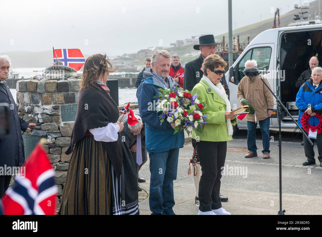 Norwegischer Tag wird im Shetland-Dorf Scalloway am Shetland Bus-Denkmal im Dorf auf der Westseite der Inseln gefeiert. Stockfoto