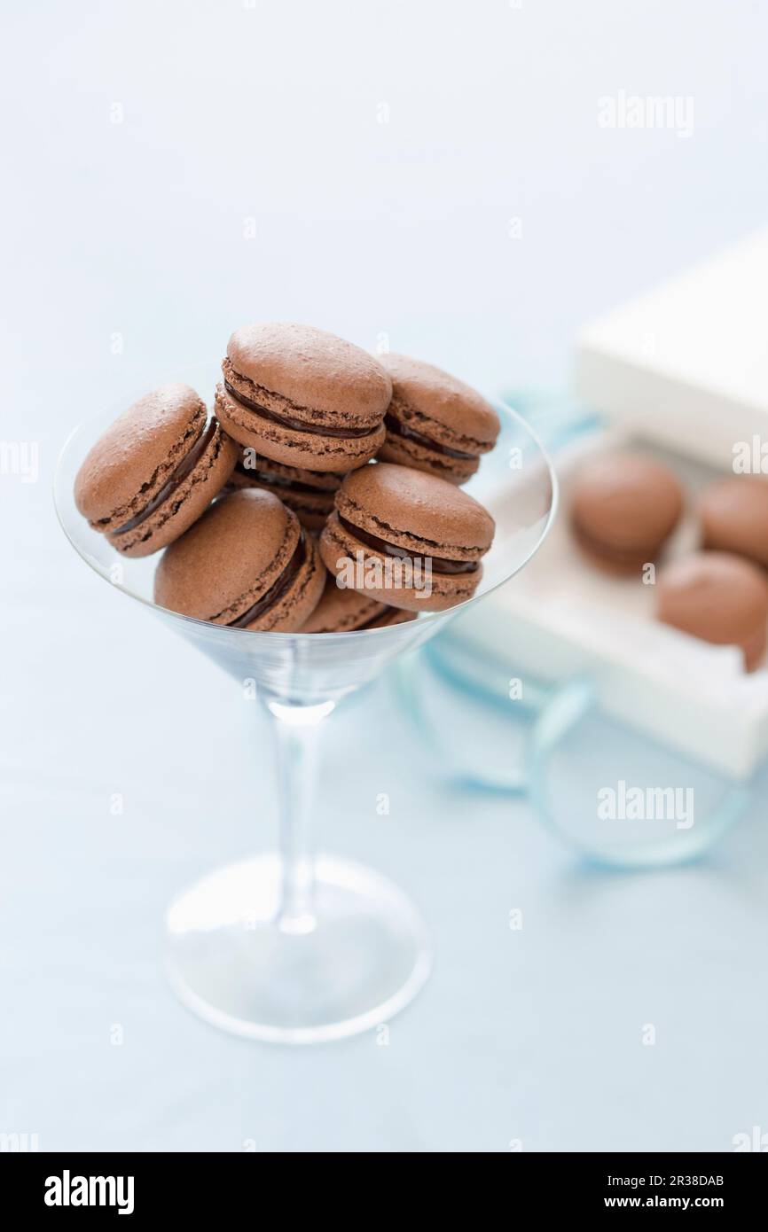 Schokoladenmakronen in einem langstieligen Glas Stockfoto