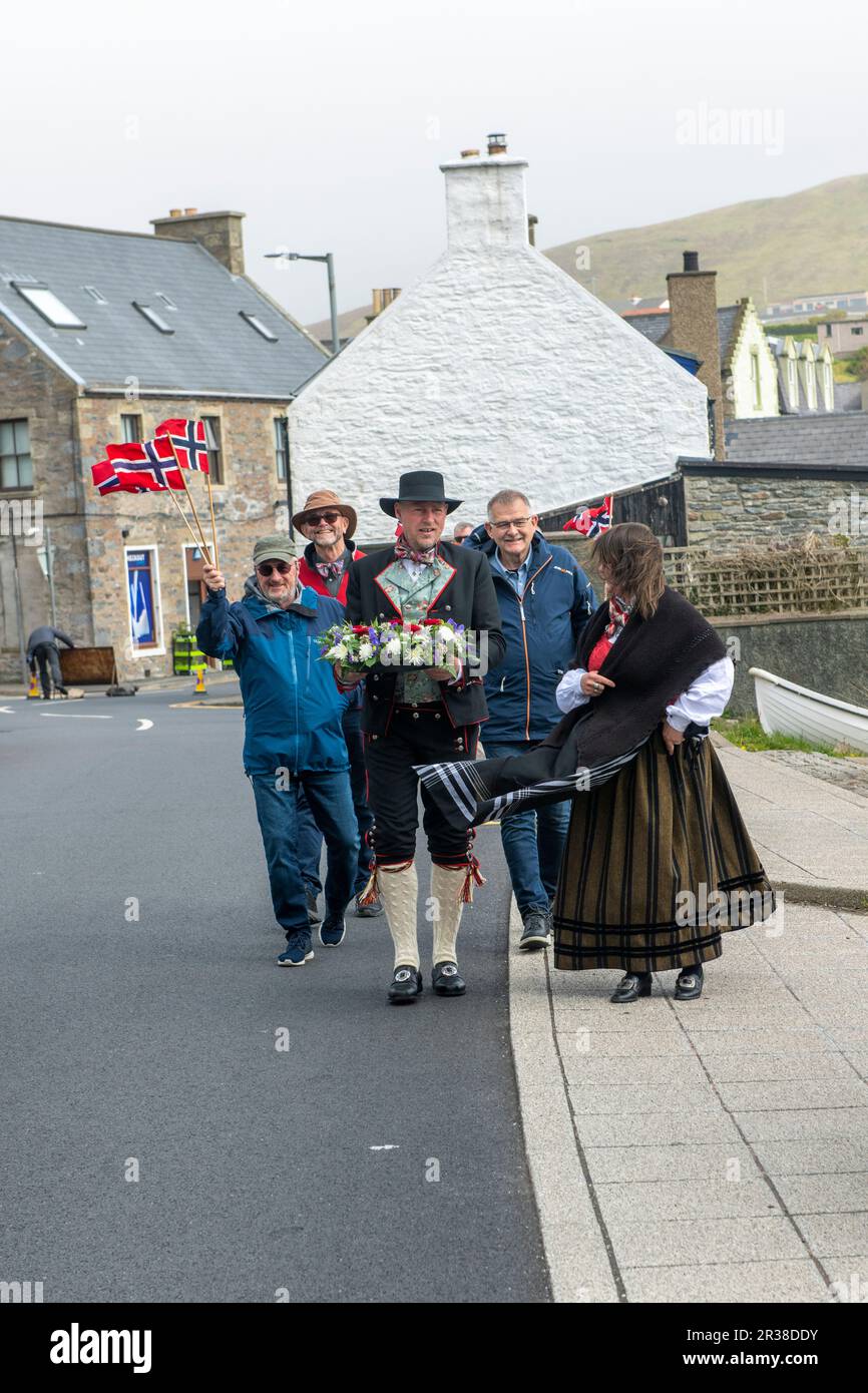 Norwegischer Tag wird im Shetland-Dorf Scalloway am Shetland Bus-Denkmal im Dorf auf der Westseite der Inseln gefeiert. Stockfoto