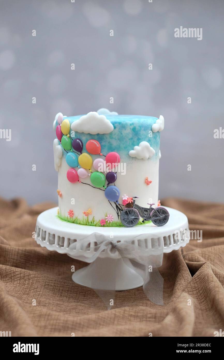 Eine Pfirsich-Hibiskus-Torte, dekoriert mit Ballons Stockfoto