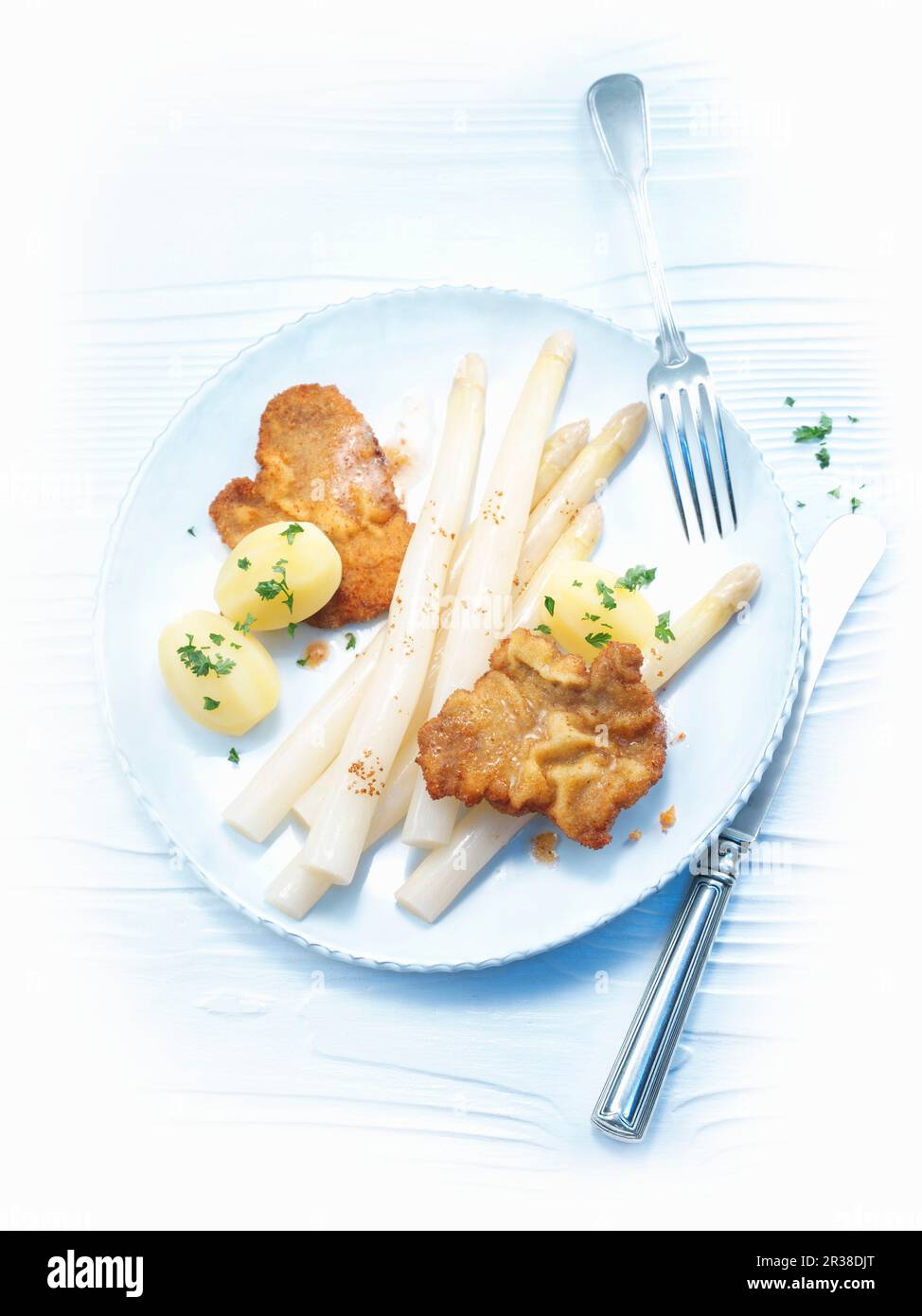 Spargel mit Wiener Schnitzel (paniertes Kalbfleisch) und Petersilie-Kartoffeln Stockfoto