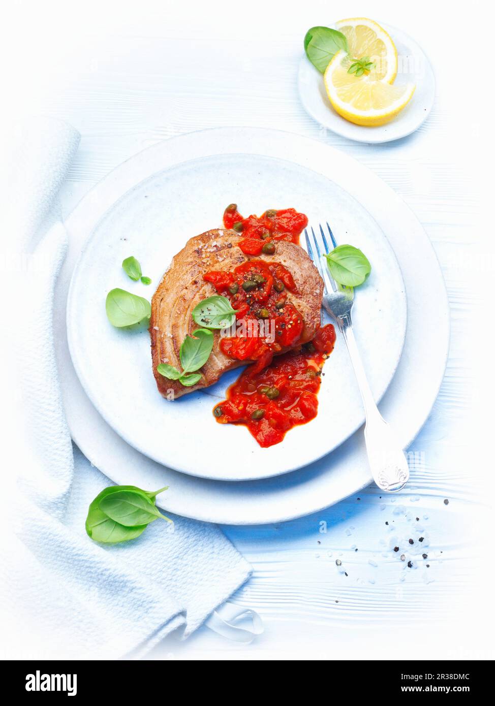 Ein Thunfischsteak mit Tomatensoße Stockfoto