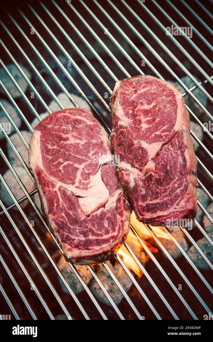 Ribeye steak vom grill Fotos und Bildmaterial in hoher Auflösung Alamy