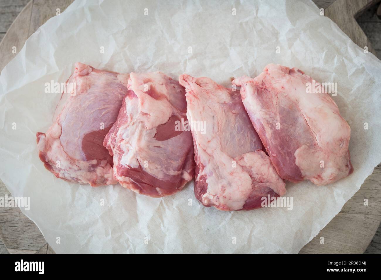 Frische Duroc-Schweinebacken auf einem Stück Papier Stockfoto