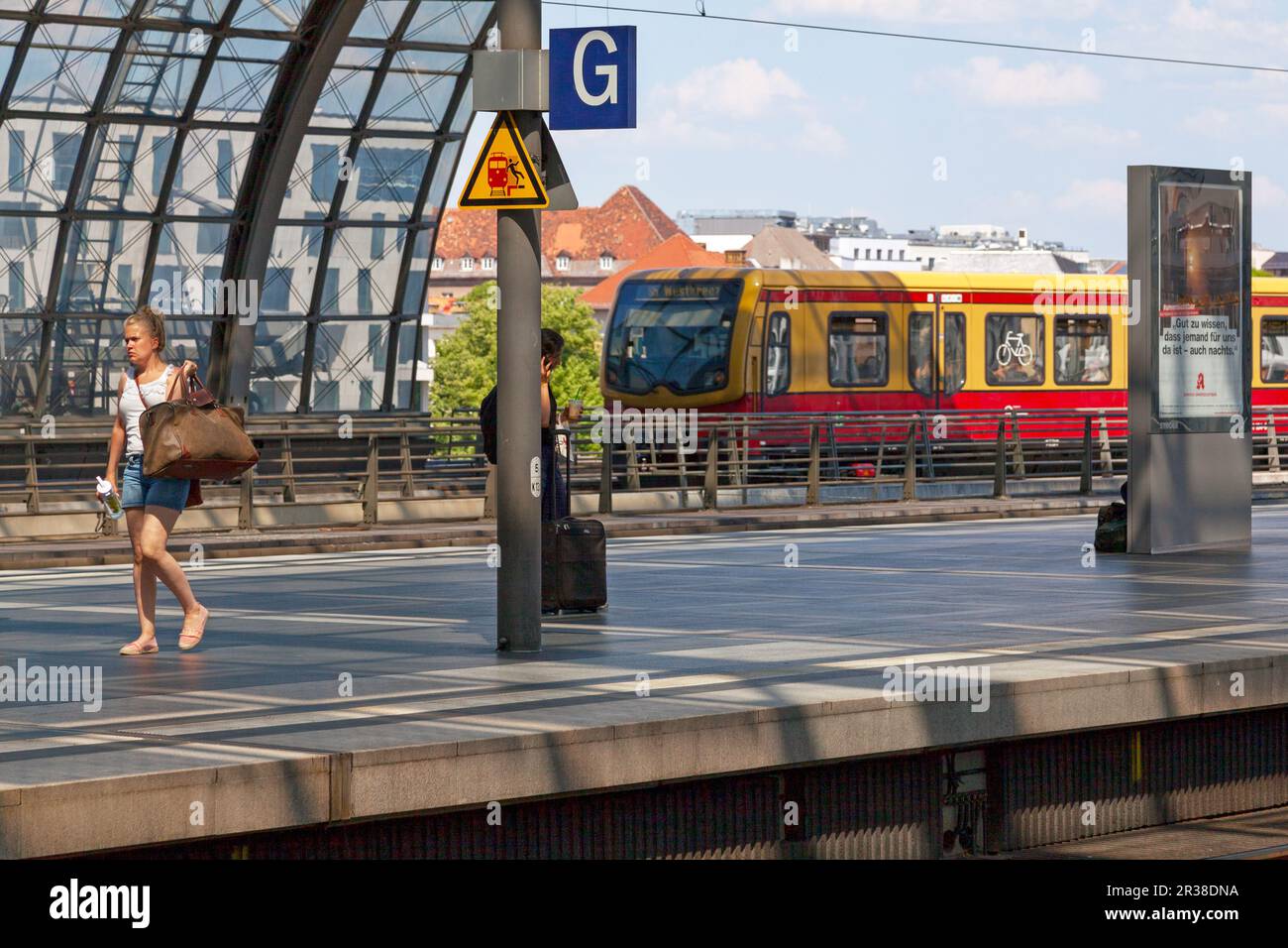 Berlin, Deutschland - Juni 03 2019: DBAG-Serie 481 der S-Bahn-Linie S5 in Berlin Hauptbahnhof. Stockfoto