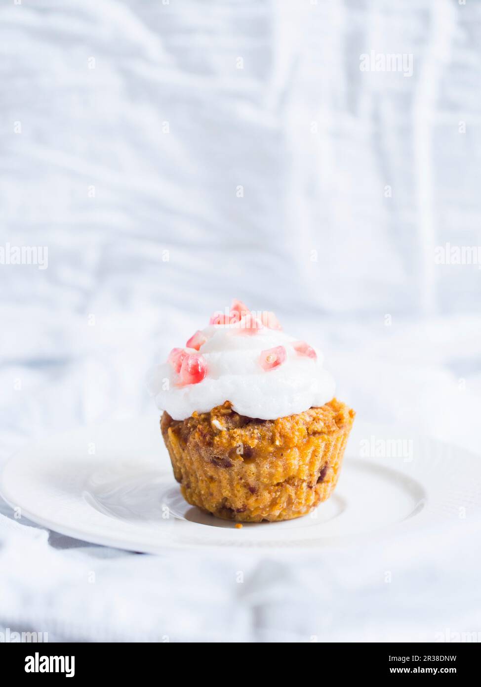 Veganer glutenfreier Kürbiskuchen-Cupcake mit Kokosnusscreme-Belag Stockfoto