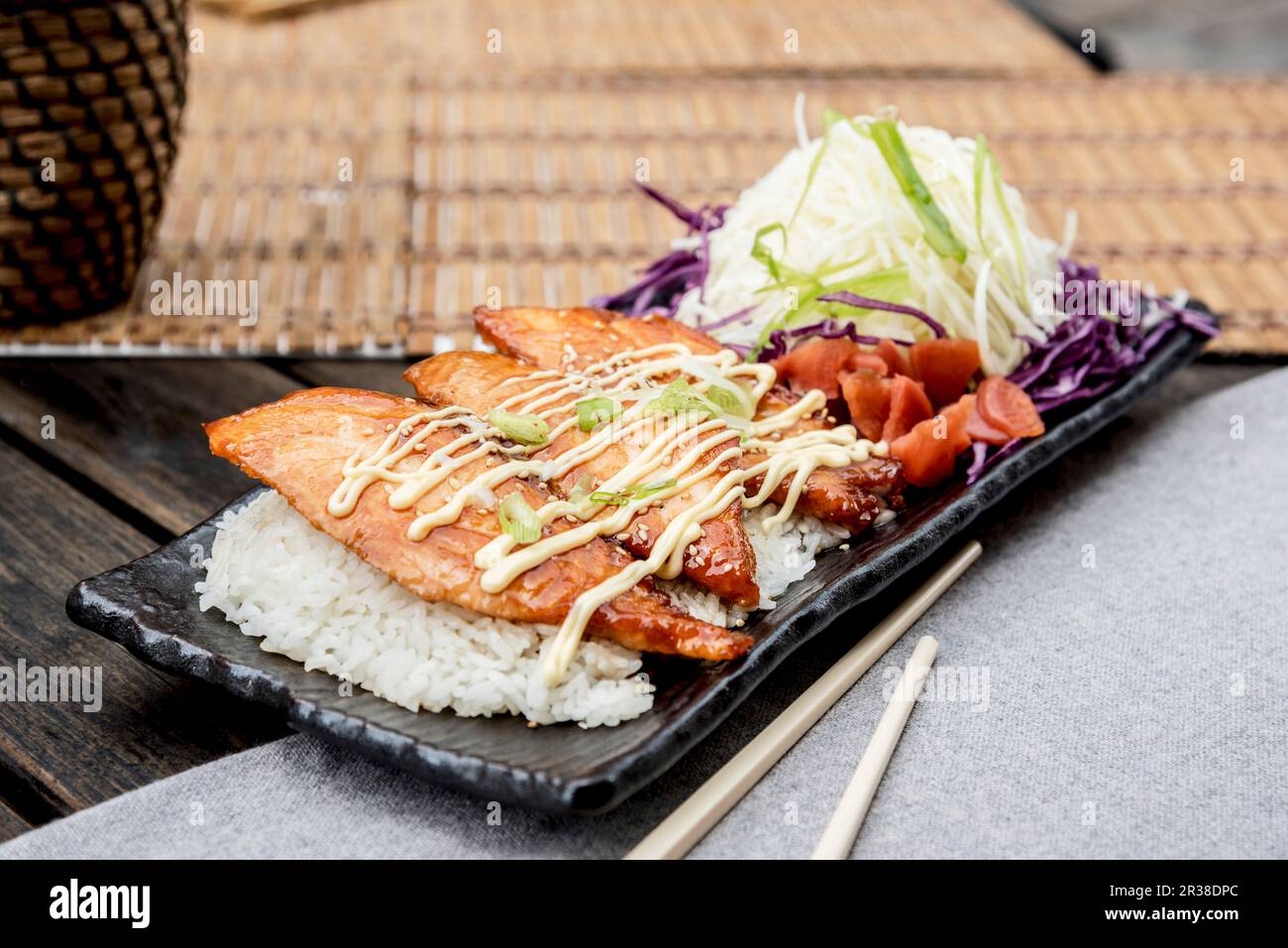 Gegrillter Lachs Teriyaki serviert mit reinem Reis, Pickles und Salat (Japan) Stockfoto