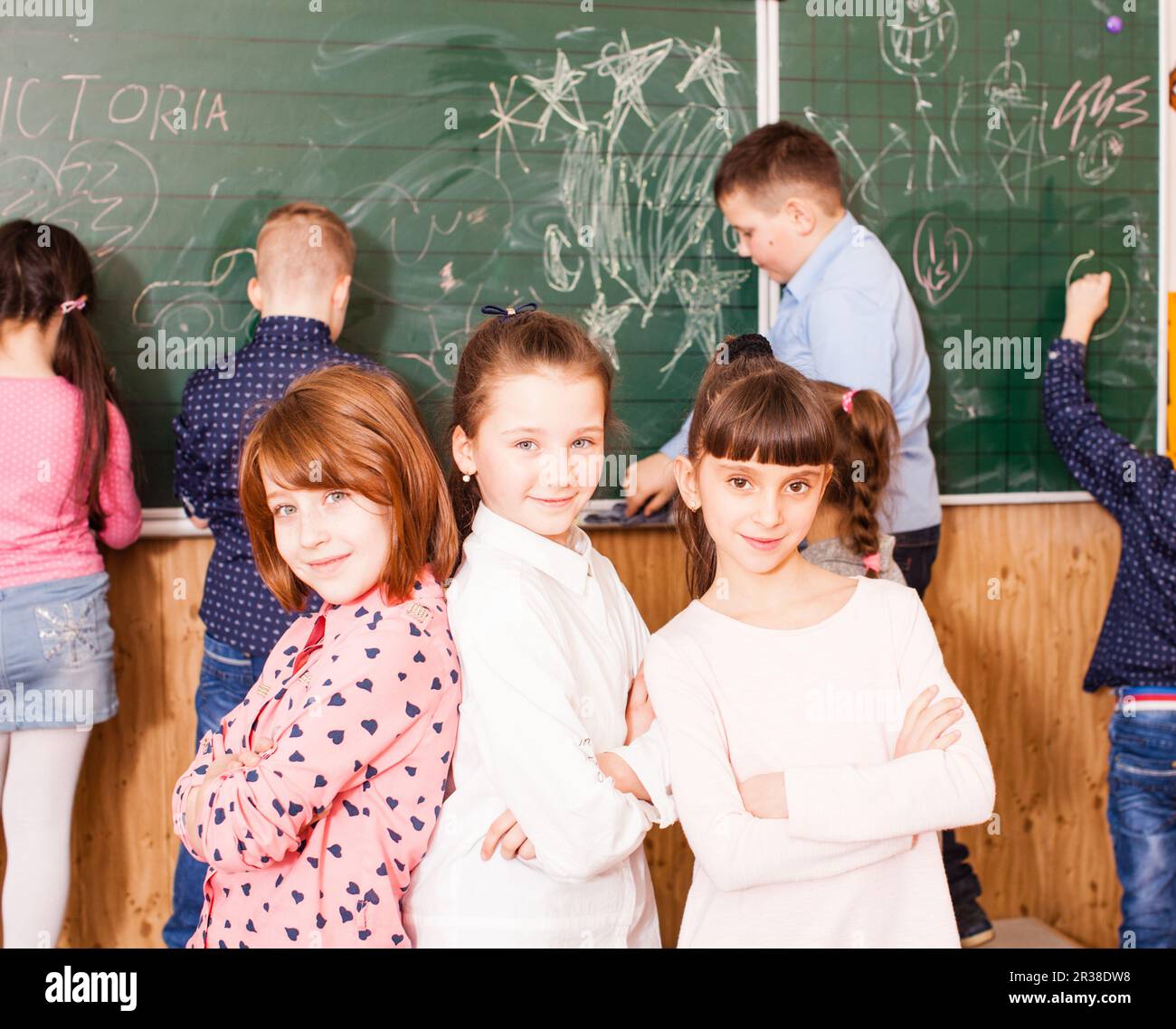 Coole Mädchen studieren an der Schule Stockfoto