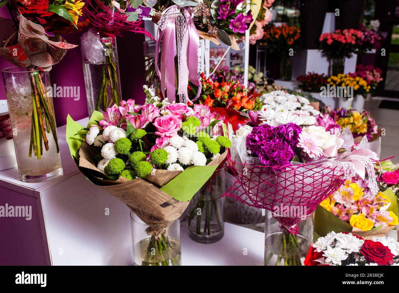 Blumenstrauß dekorieren vor Blumenladen Stockfoto