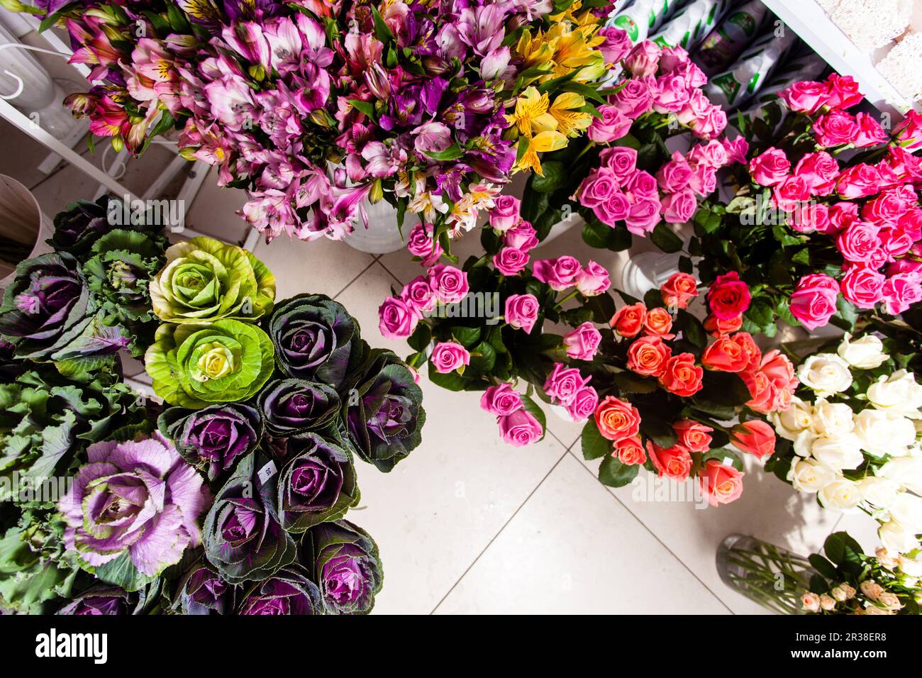 Blumenstrauß dekorieren vor Blumenladen Stockfoto