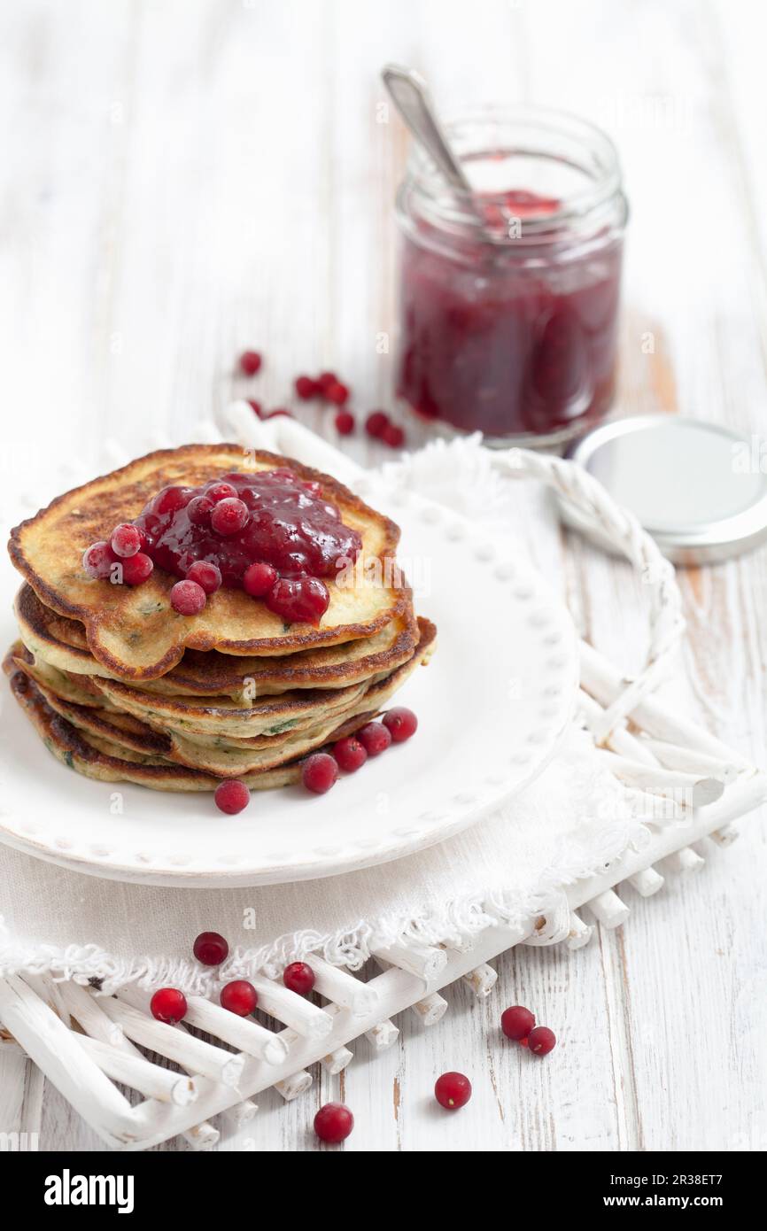 Spinat-Pfannkuchen mit Cranberry-Marmelade Stockfoto