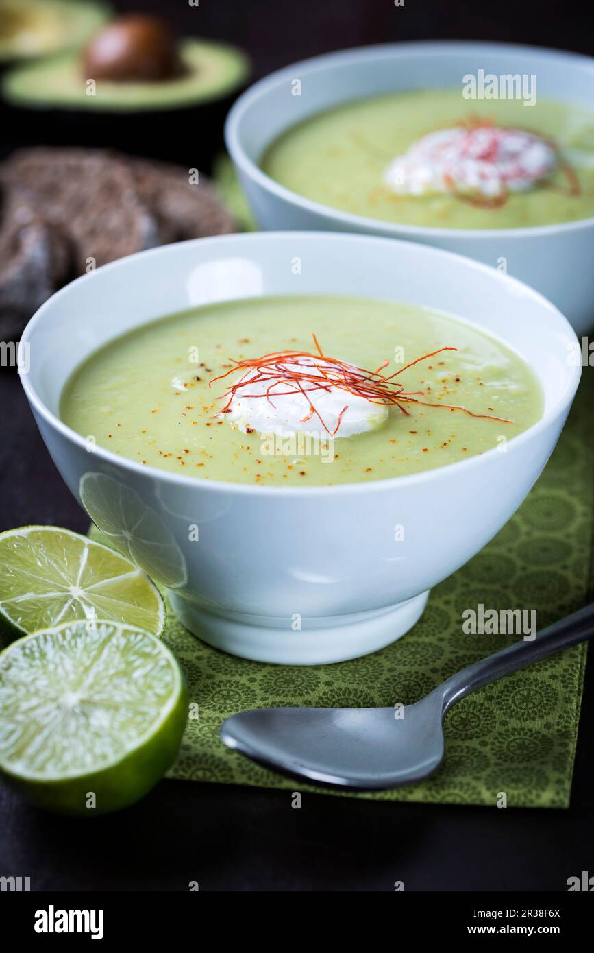 Vegane Avocado-Suppe mit Limetten und Chilis Stockfoto