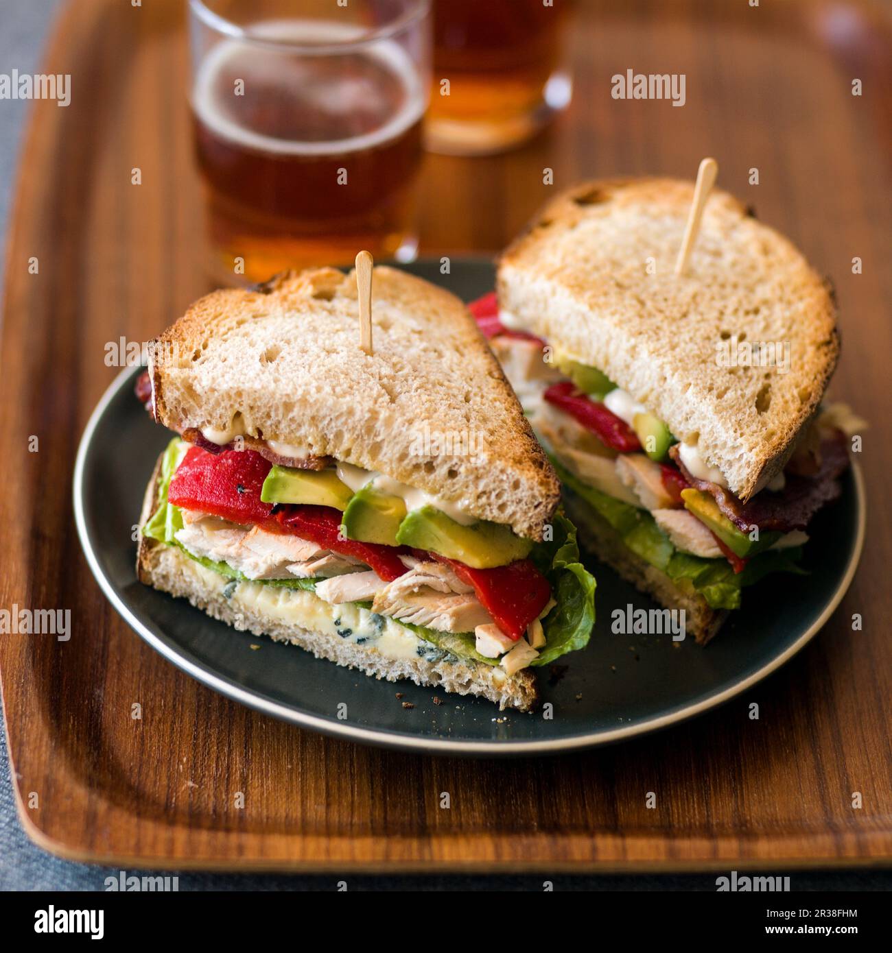 Sandwiches mit Hühnchen, Speck und Roquefort-Käse mit Bier Stockfoto