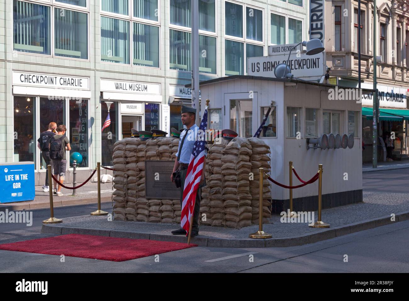 Berlin, Deutschland - Juni 03 2019: Checkpoint Charlie war während der Kälte der Hauptübergang an der Berliner Mauer zwischen West- und Ostberlin Stockfoto