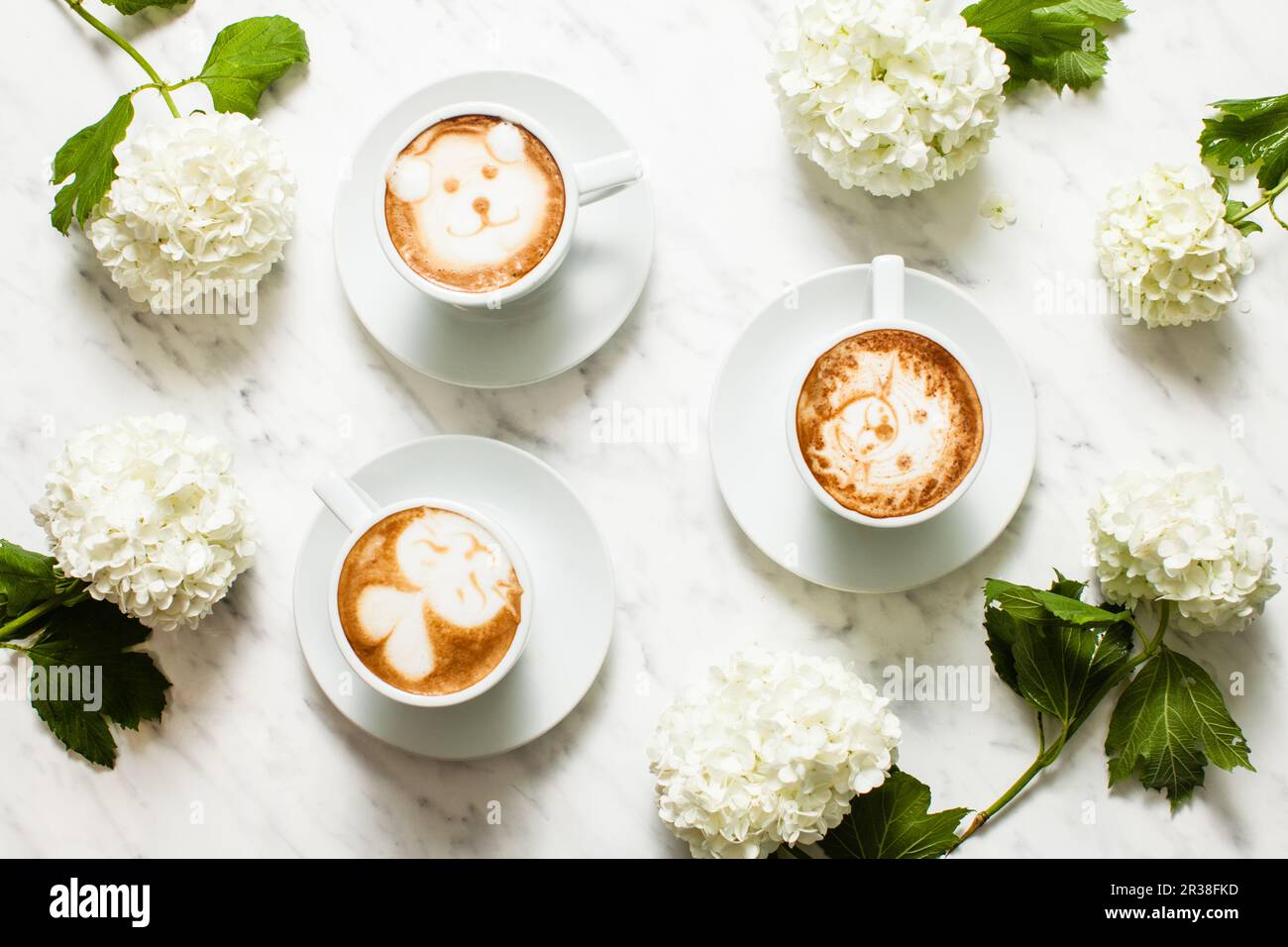 Latte Art Kaffee auf weißem Hintergrund Stockfoto