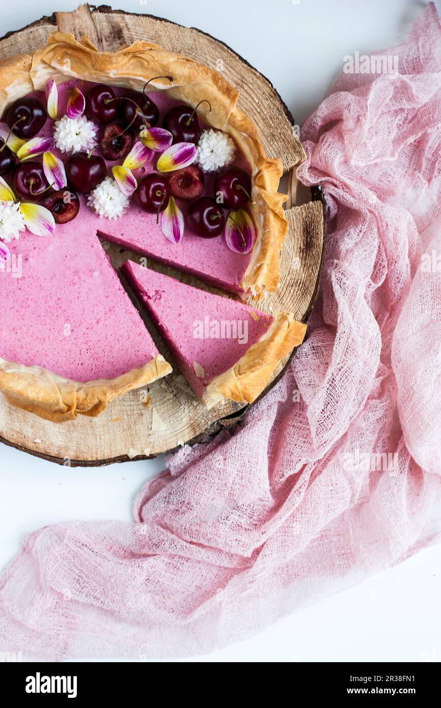 Kirschmousse-Torte mit Filo-Gebäck Stockfoto