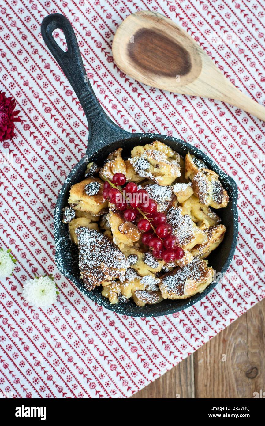 Kaiserschmarrn (zerfetzter Zuckerpfannkuchen aus Österreich, ein traditionelles alpines Rezept) Stockfoto