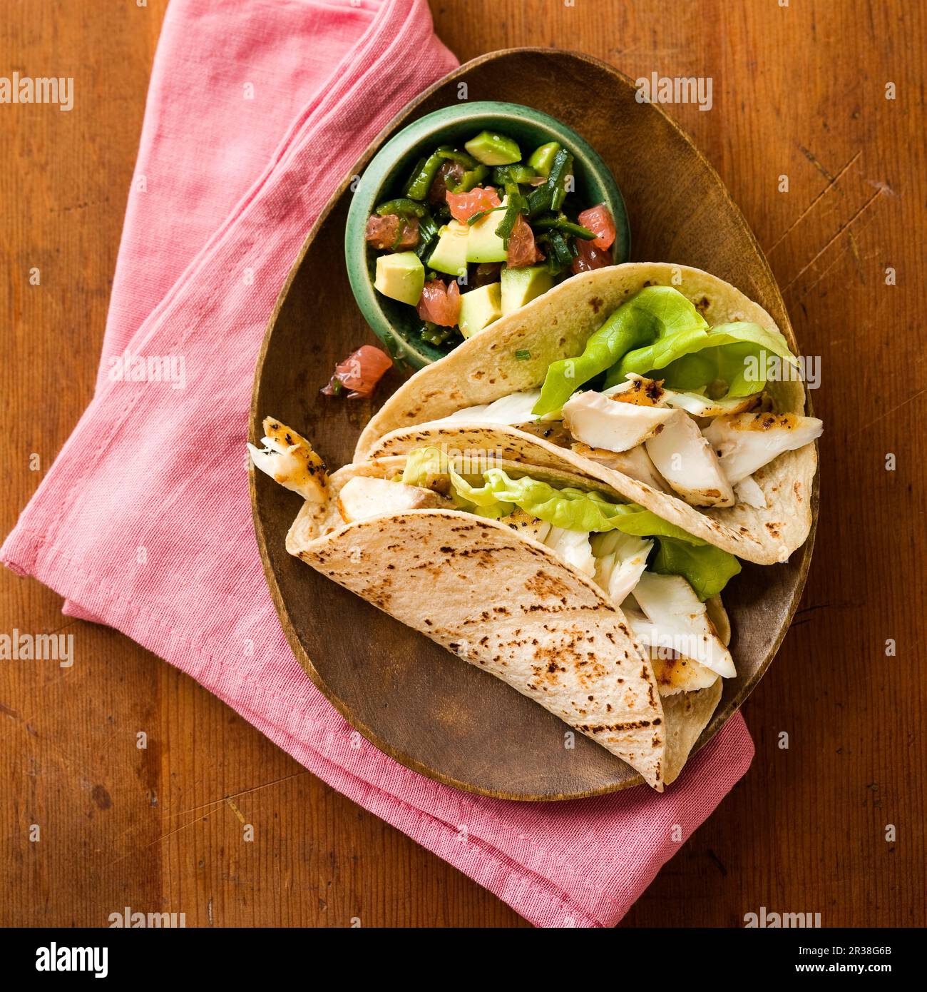 Fisch Tacos mit California Avocado, Grapefruit und getoastetem Ancho Salsa Stockfoto