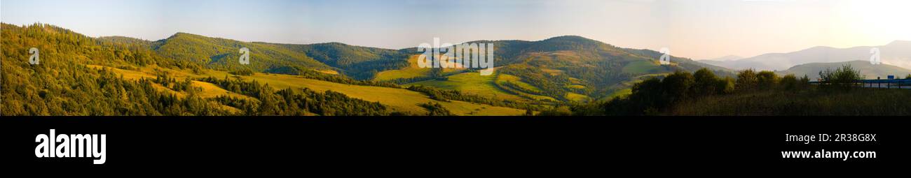 Sonnenuntergang in den Bergen panorama Stockfoto