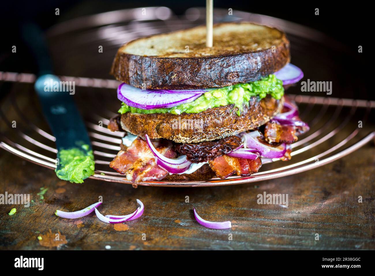 Ein rustikales Sandwich mit Gemüse und Speck Stockfoto