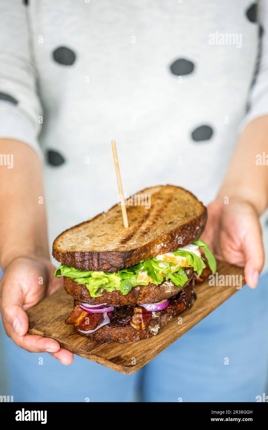 Ein Sandwich mit gegrilltem Gemüse, Ei und Speck Stockfoto
