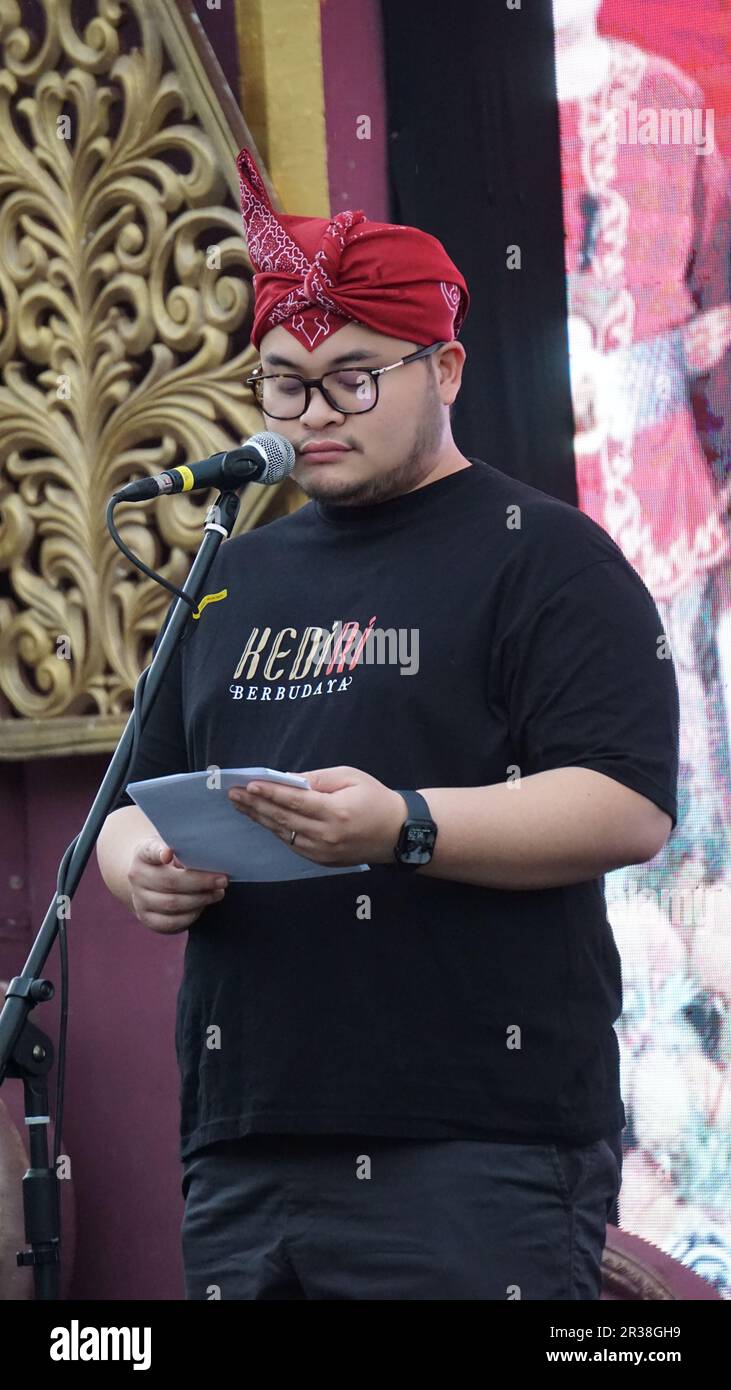 Der Regent von Kediri Hanindhito Himawan Pramana (Mas Dhito) eröffnet das Startziel mit dem Branding des Hit Kentongan Stockfoto