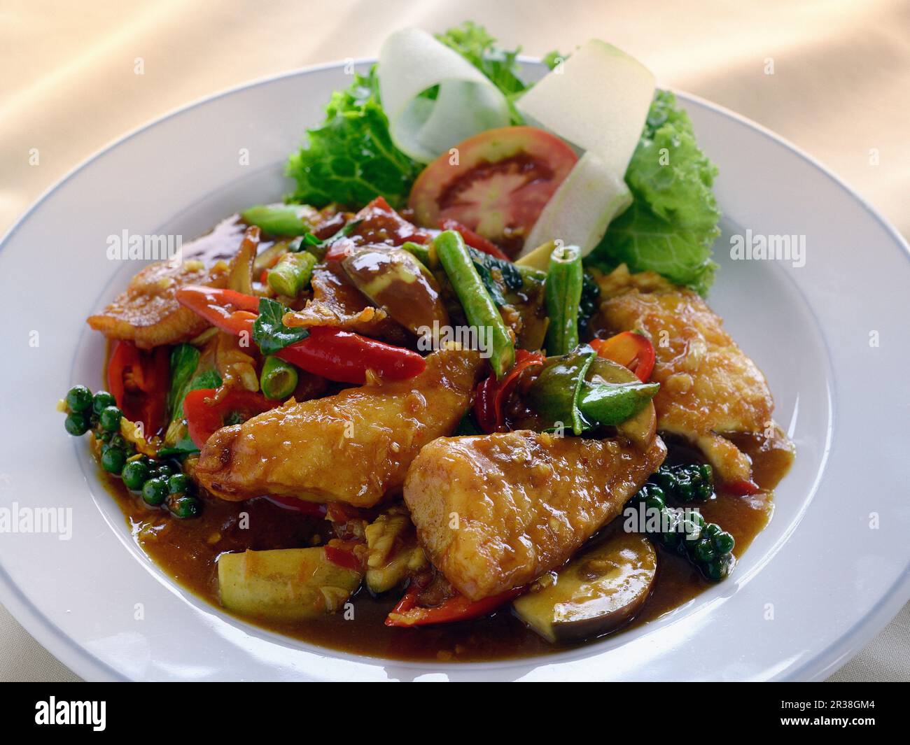 PLA Phad Cha (Braten mit Fisch und rotem Curry, Thailand) Stockfoto