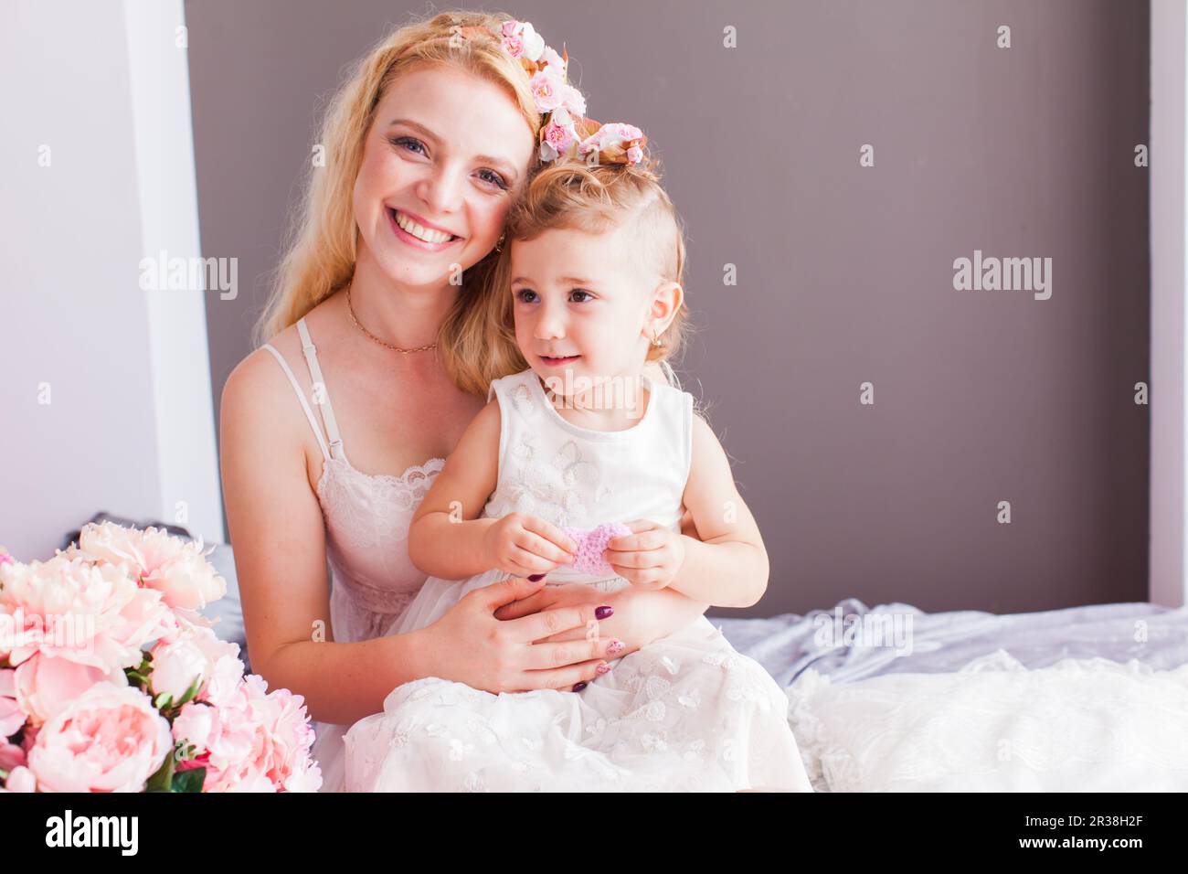 Adorable Porträt der jungen Mutter und ihrer Tochter Stockfoto