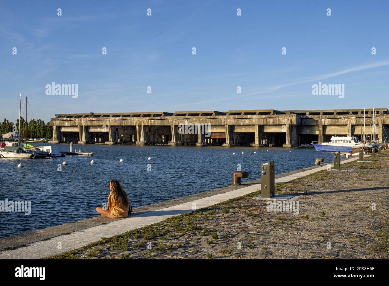 FRANKREICH. GIRONDE (33). BORDEAUX. DER U-BOOT-STÜTZPUNKT BORDEAUX IST EINER VON FÜNF U-BOOT-STÜTZPUNKTEN, DIE VON DEN DEUTSCHEN WÄHREND DES BAUS AN DER FRANZÖSISCHEN ATLANTIKKÜSTE GEBAUT WURDEN Stockfoto