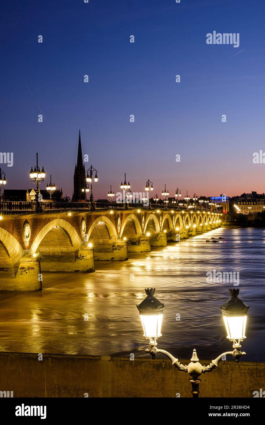 FRANKREICH. GIRONDE (33). BORDEAUX. DIE STEINBRÜCKE (487M), EINE BACKSTEINBRÜCKE, DIE ZWISCHEN 1810 UND 1822 ERBAUT WURDE. ER ÜBERQUERT DIE GARONNE UND LINK Stockfoto