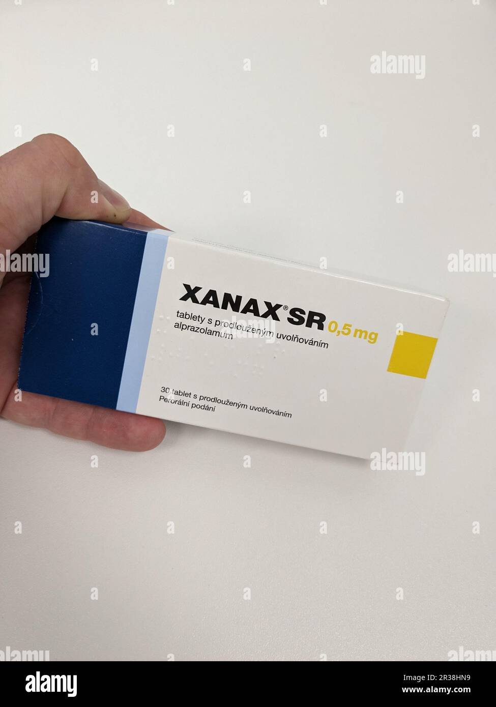 Prag, Tschechische Republik-3. MAI 2024: XANAX Box mit Medikament mit ALPRAZOLAM Wirkstoff von PFIZER, verwendet zur Behandlung von Angstzuständen und Panikstörungen Stockfoto