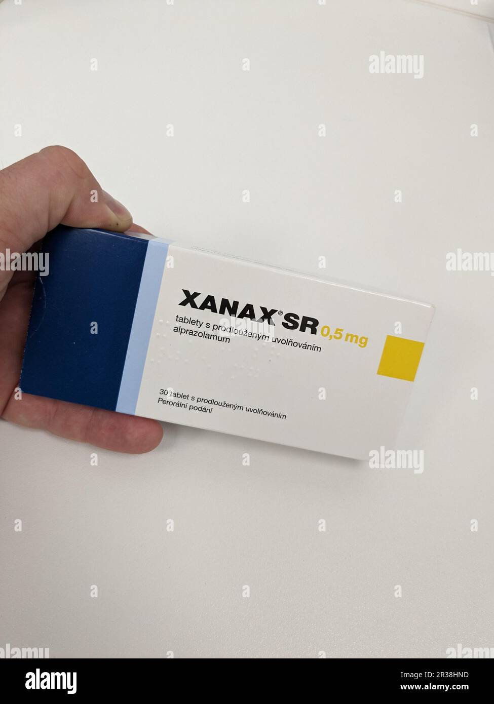 Prag, Tschechische Republik-3. MAI 2024: XANAX Box mit Medikament mit ALPRAZOLAM Wirkstoff von PFIZER, verwendet zur Behandlung von Angstzuständen und Panikstörungen Stockfoto