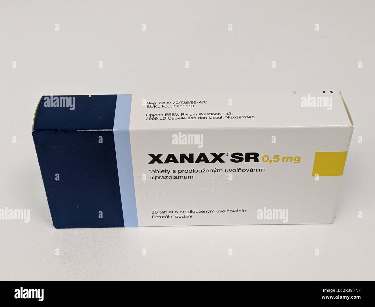 Prag, Tschechische Republik-3. MAI 2024: XANAX Box mit Medikament mit ALPRAZOLAM Wirkstoff von PFIZER, verwendet zur Behandlung von Angstzuständen und Panikstörungen Stockfoto