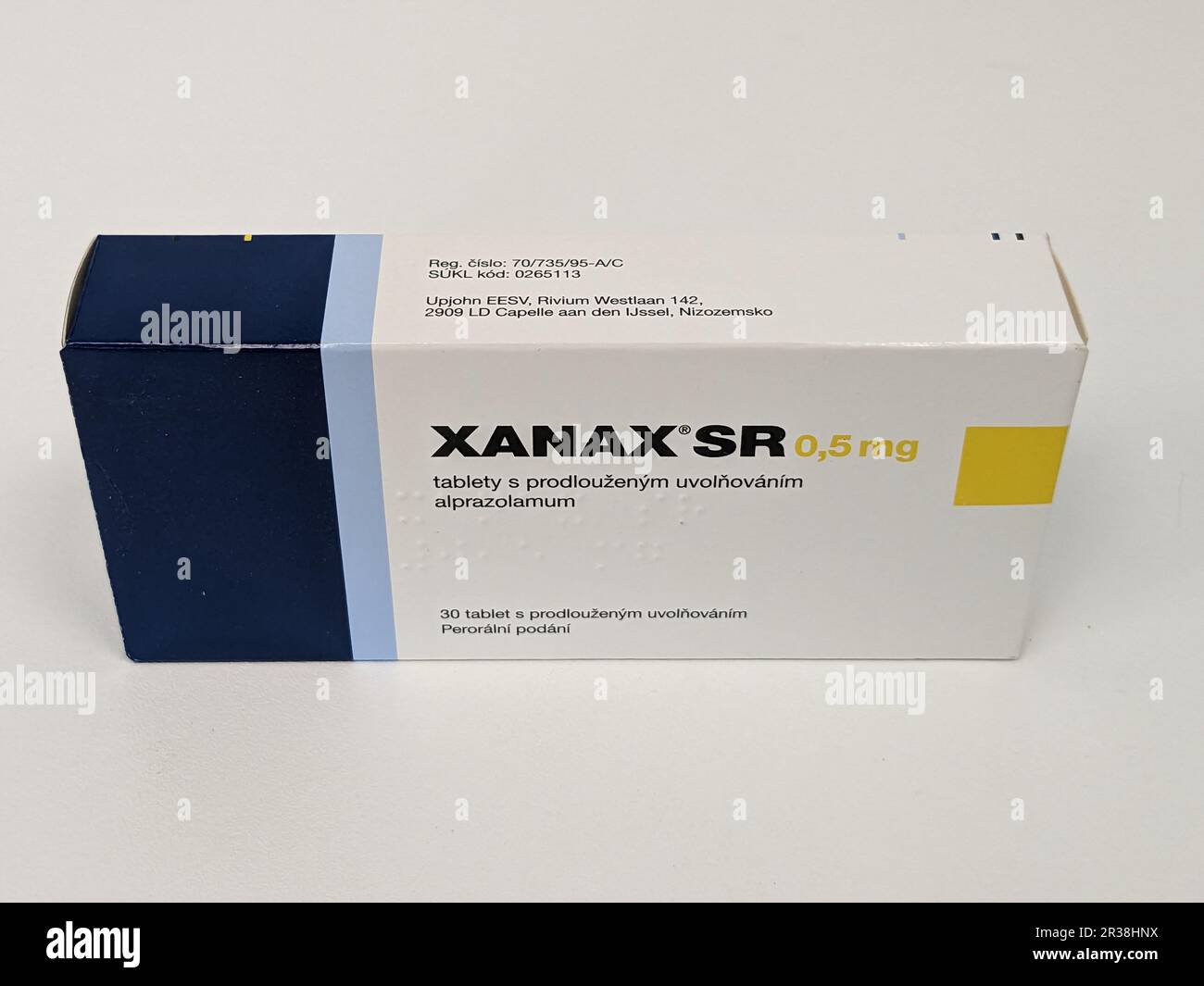 Prag, Tschechische Republik-3. MAI 2024: XANAX Box mit Medikament mit ALPRAZOLAM Wirkstoff von PFIZER, verwendet zur Behandlung von Angstzuständen und Panikstörungen Stockfoto