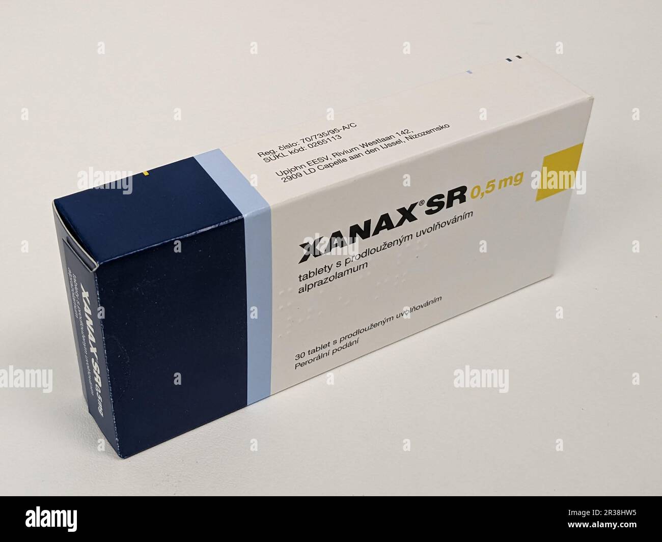 Prag, Tschechische Republik-3. MAI 2024: XANAX Box mit Medikament mit ALPRAZOLAM Wirkstoff von PFIZER, verwendet zur Behandlung von Angstzuständen und Panikstörungen Stockfoto