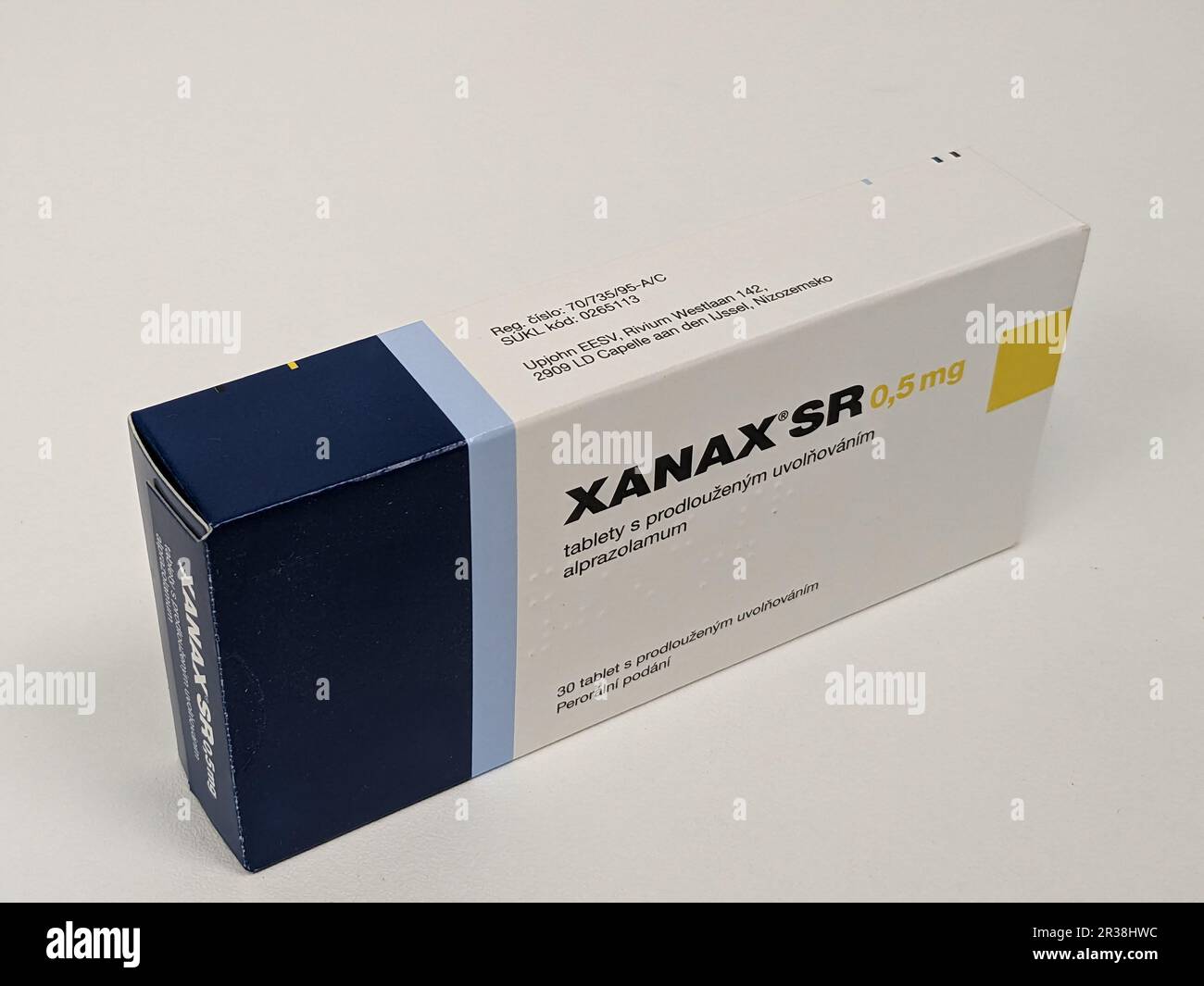 Prag, Tschechische Republik-3. MAI 2024: XANAX Box mit Medikament mit ALPRAZOLAM Wirkstoff von PFIZER, verwendet zur Behandlung von Angstzuständen und Panikstörungen Stockfoto